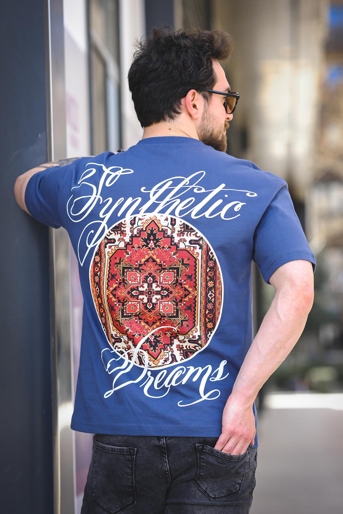 Etnik Desen Logolu Sırt ve Ön Baskılı Pamuklu Comfort Erkek Tshirt