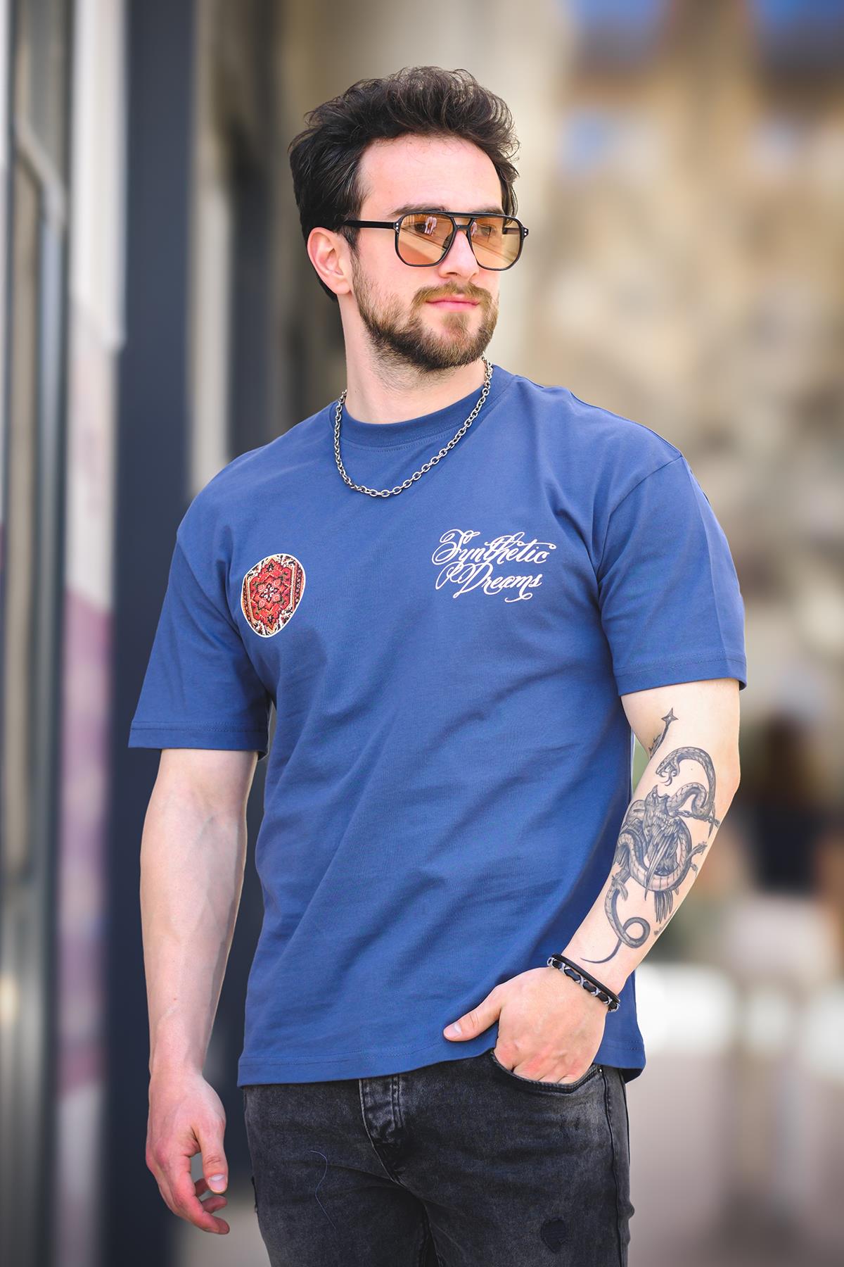 Etnik Desen Logolu Sırt ve Ön Baskılı Pamuklu Comfort Erkek Tshirt
