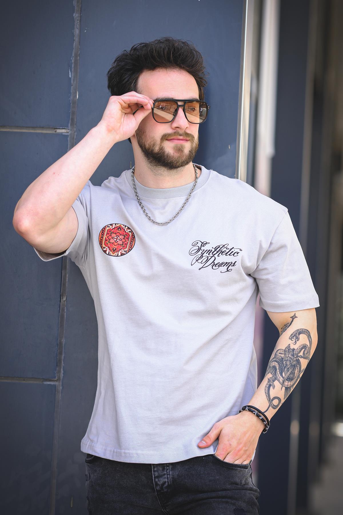 Etnik Desen Logolu Sırt ve Ön Baskılı Pamuklu Comfort Erkek Tshirt