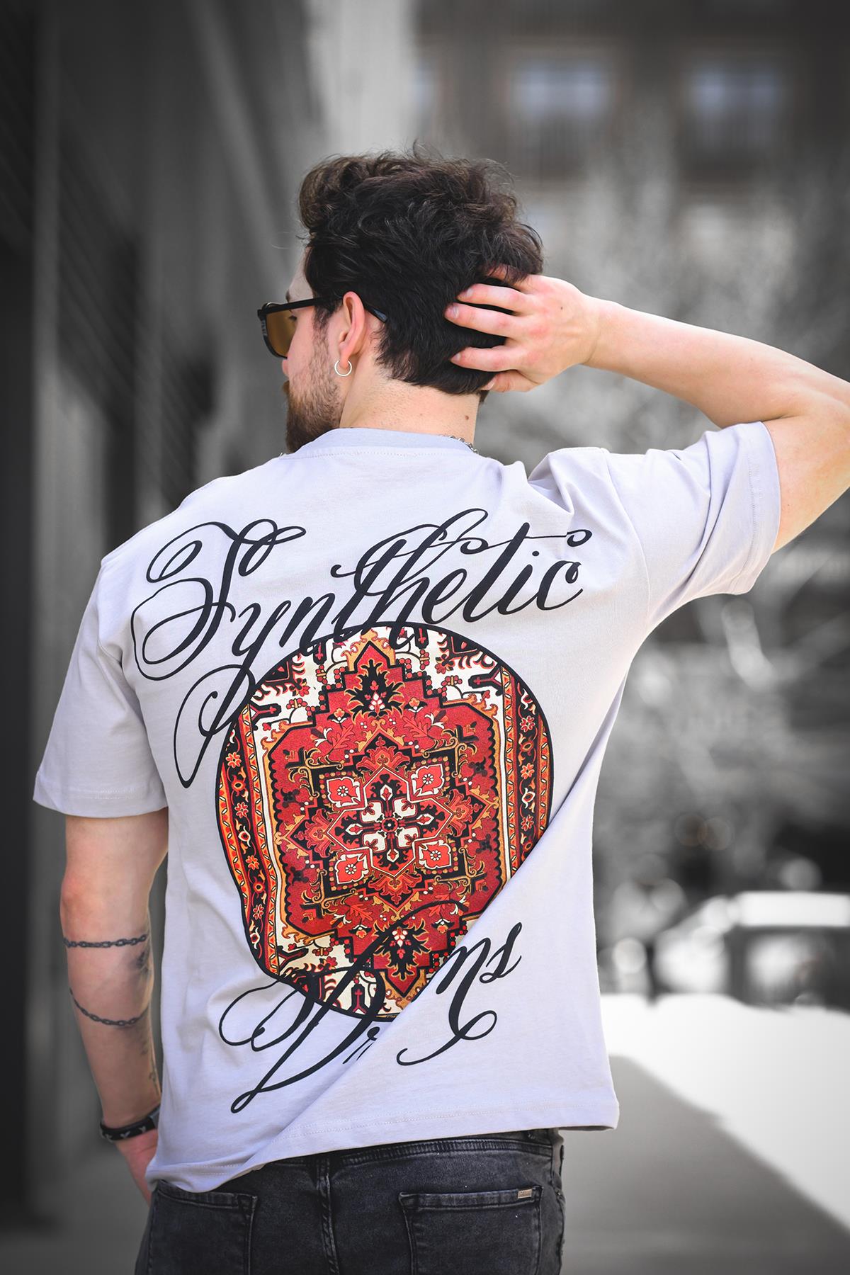Etnik Desen Logolu Sırt ve Ön Baskılı Pamuklu Comfort Erkek Tshirt
