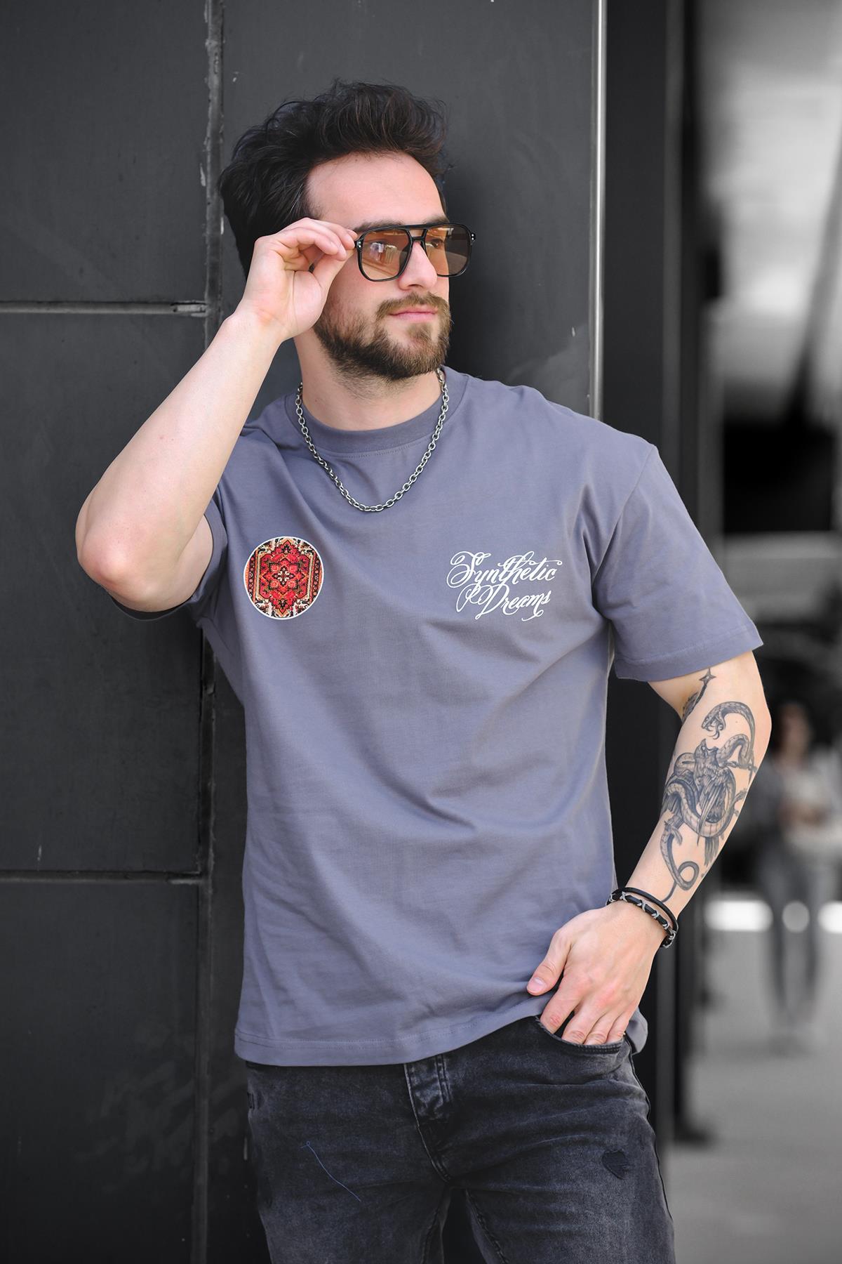 Etnik Desen Logolu Sırt ve Ön Baskılı Pamuklu Comfort Erkek Tshirt