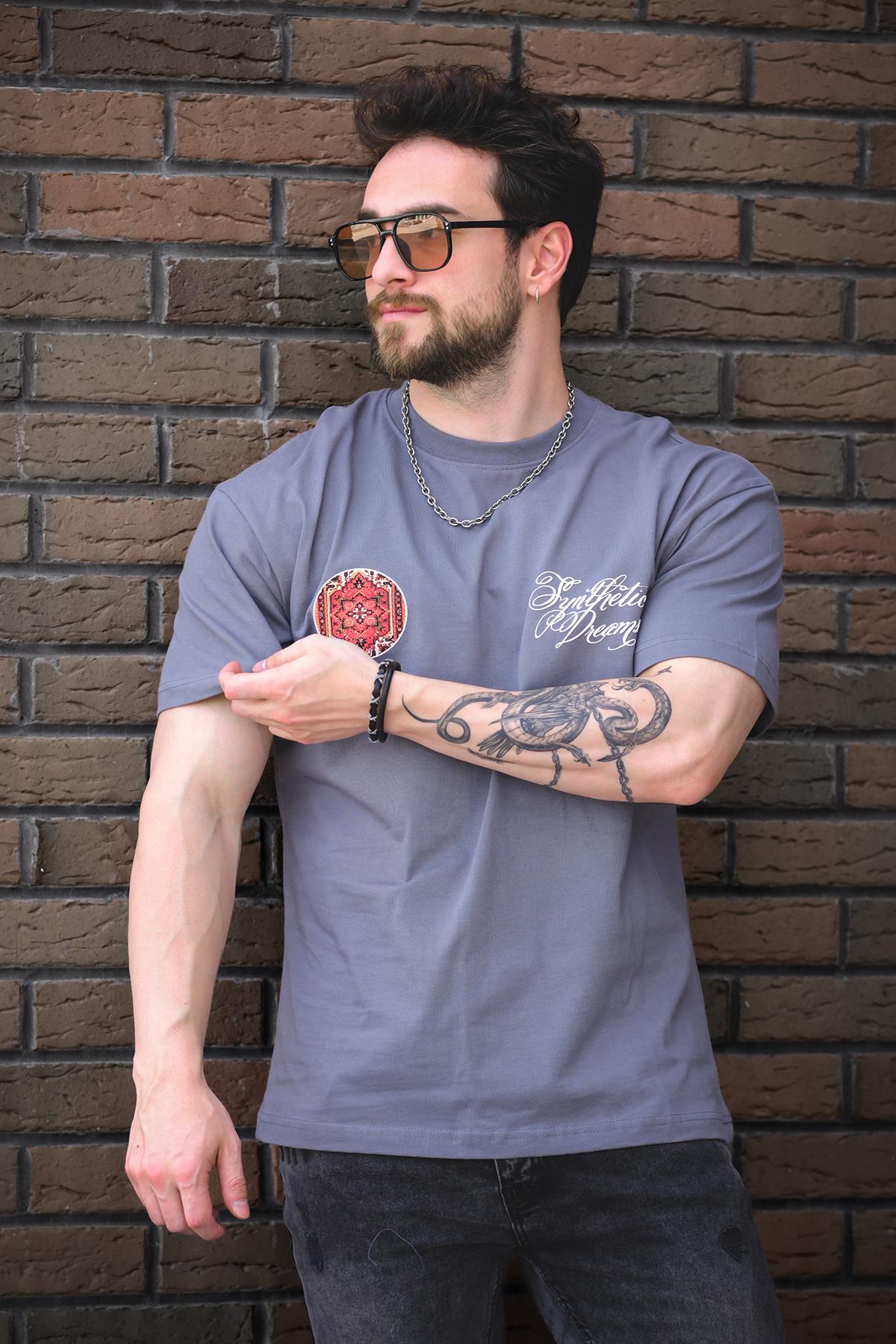 Etnik Desen Logolu Sırt ve Ön Baskılı Pamuklu Comfort Erkek Tshirt