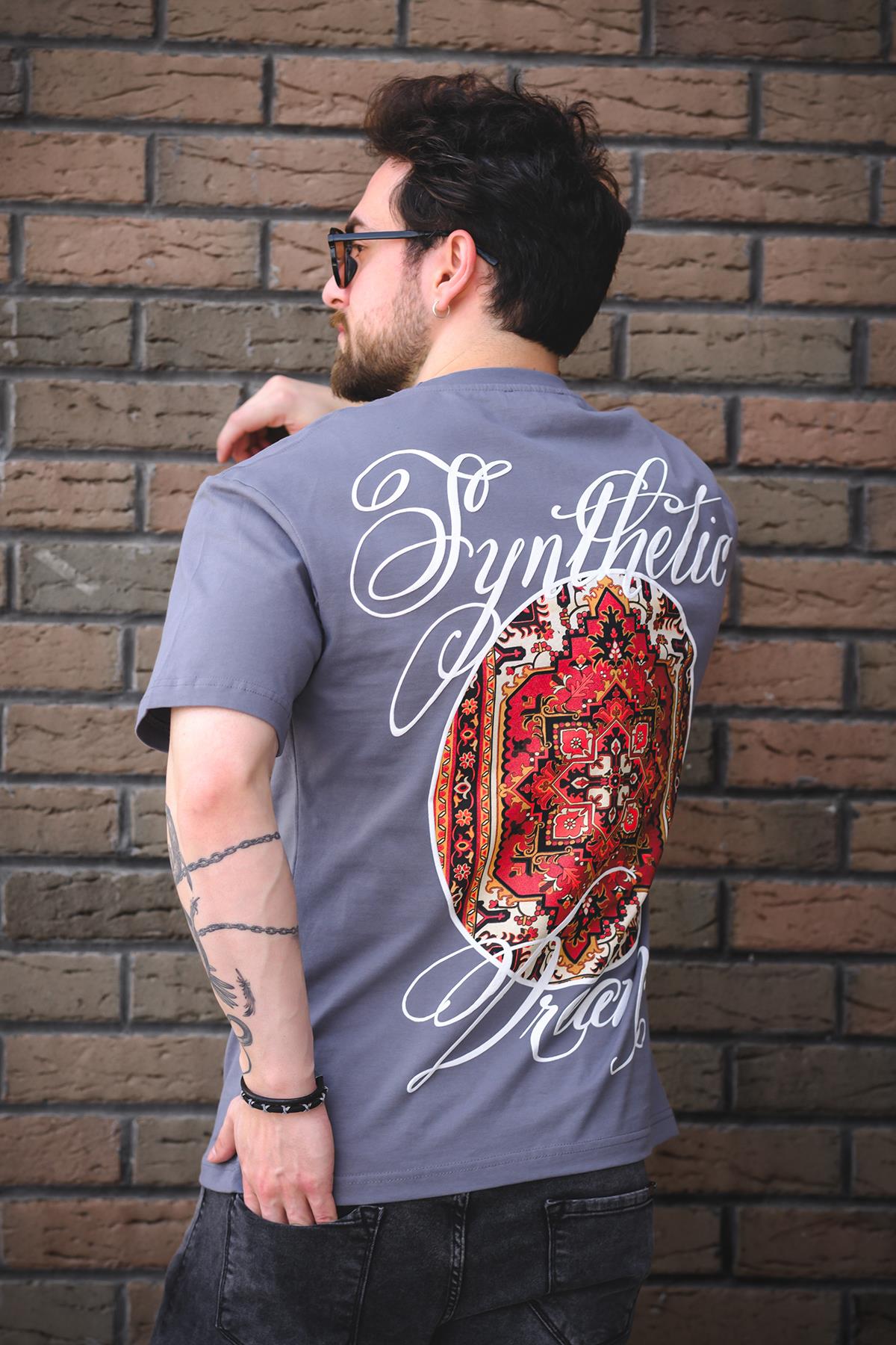 Etnik Desen Logolu Sırt ve Ön Baskılı Pamuklu Comfort Erkek Tshirt