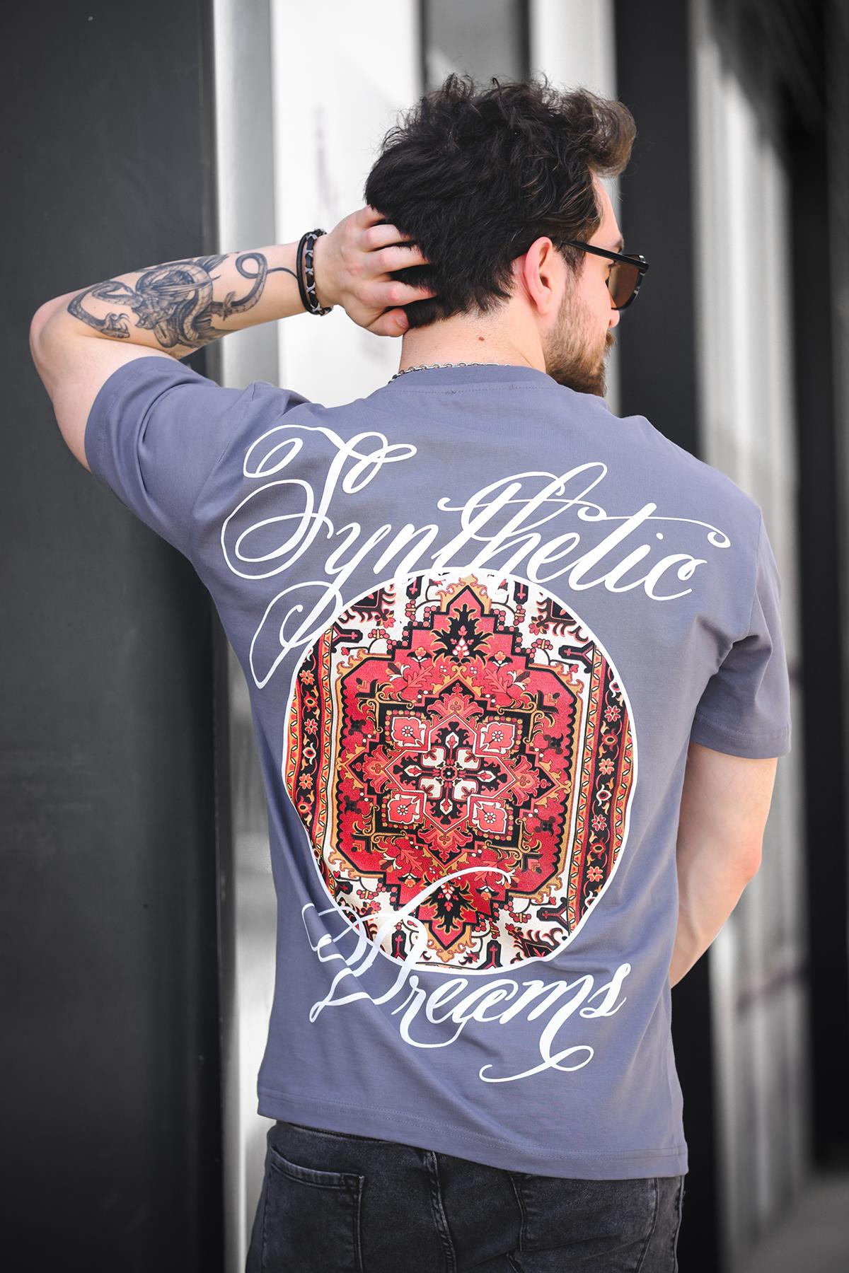 Etnik Desen Logolu Sırt ve Ön Baskılı Pamuklu Comfort Erkek Tshirt