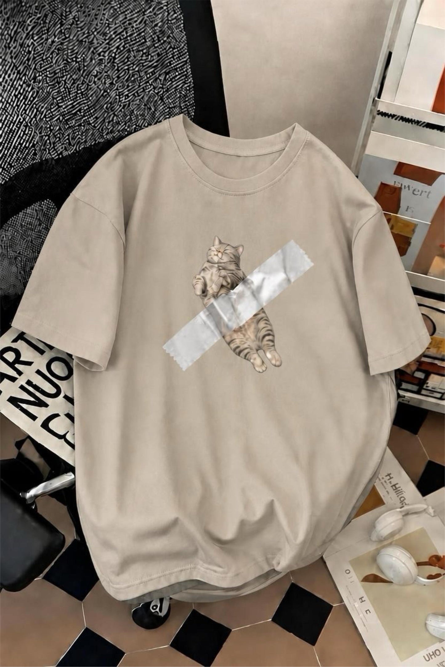 Pop Art Tarzı "Bantlanmış Kedi" Desenli Pamuklu Rahat Unisex Tişört